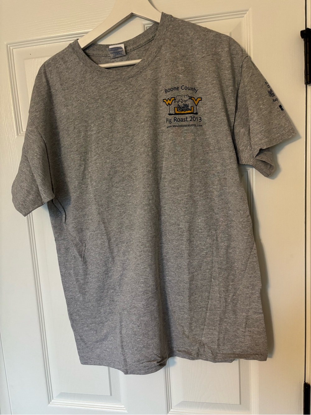 Gildan Gray Short Sleeve Men's T-Shirt with Yellow Logo